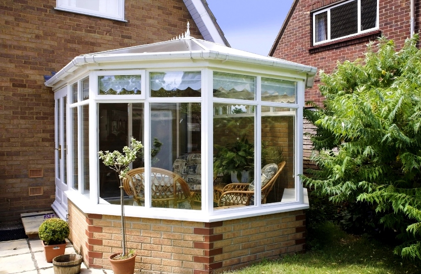 Trójfasadowa konstrukcja ogrodu zimowego przylega do budynku tylko z jednej strony Trójfasadowa konstrukcja ogrodu zimowego przylega do budynku tylko z jednej strony