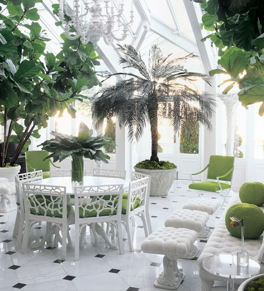 Główną różnicą klasycznych ogrodów zimowych jest wysoki, wielostopniowy przeszklony dach Główną różnicą klasycznych ogrodów zimowych jest wysoki, wielostopniowy przeszklony dach