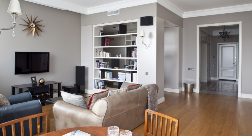 Bijela lajsna duž linija poda i stropa učinkovito naglašava sive zidove Bijela lajsna u unutrašnjosti: značajke primjene