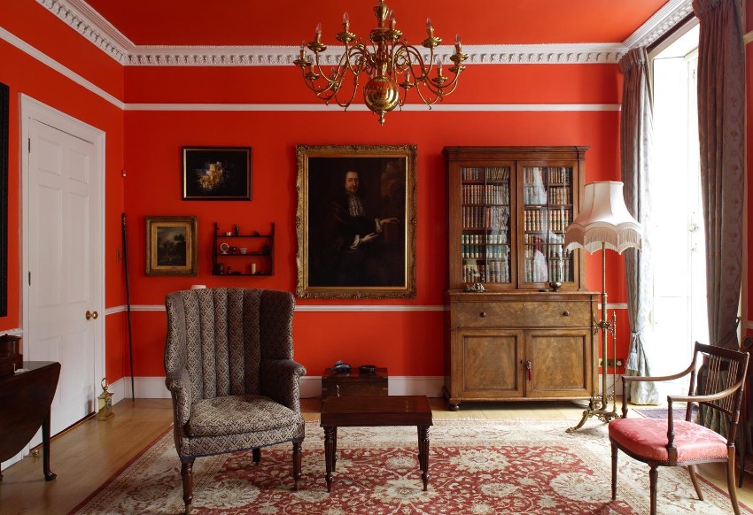 Boja stropnih i podnih lajsni u unutrašnjosti odjekuje bijelim vratima Boja stropnih i podnih lajsni u unutrašnjosti odjekuje bijelim vratima