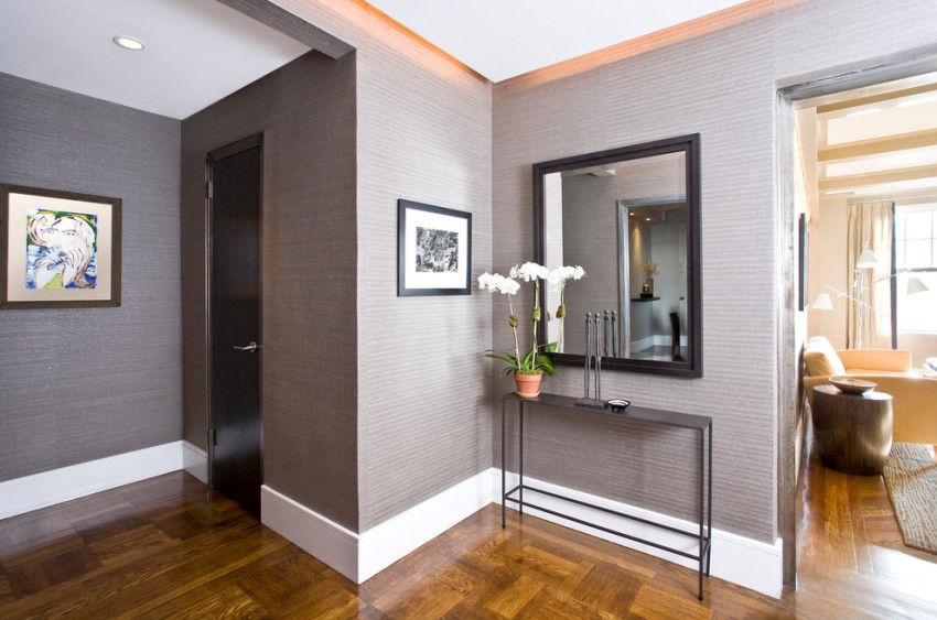 Visoki bijeli postolje i strop prostorija obojeni su bijelom mat emajlom Visoki bijeli postolje i strop prostorija obojeni su bijelom mat emajlom