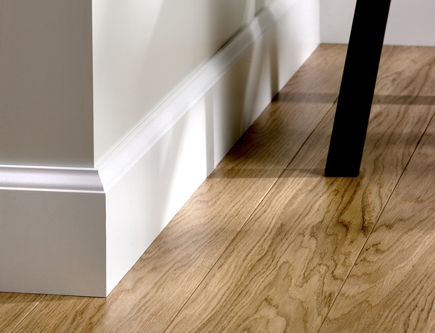 Univerzalna lajsna ima ravan stražnji zid i tijekom postavljanja čvrsto leži na zidu Univerzalna lajsna ima ravan stražnji zid i tijekom postavljanja čvrsto leži na zidu