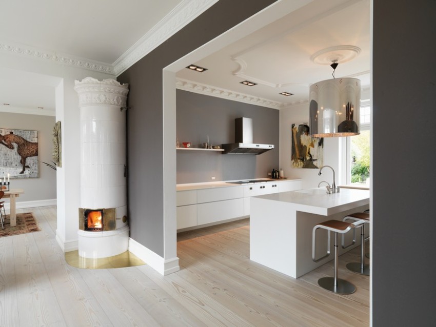 Tamni zidovi u kombinaciji s bijelim lajsnama izgledaju vrlo impresivno Tamni zidovi u kombinaciji s bijelim lajsnama izgledaju vrlo impresivno