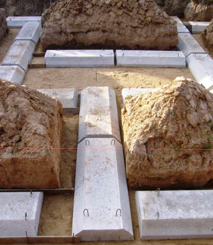 התקנת בסיס רצועות מבלוקים טרפזיים המסומנים כ- FL התקנת בסיס רצועות מבלוקים טרפזיים המסומנים כ- FL