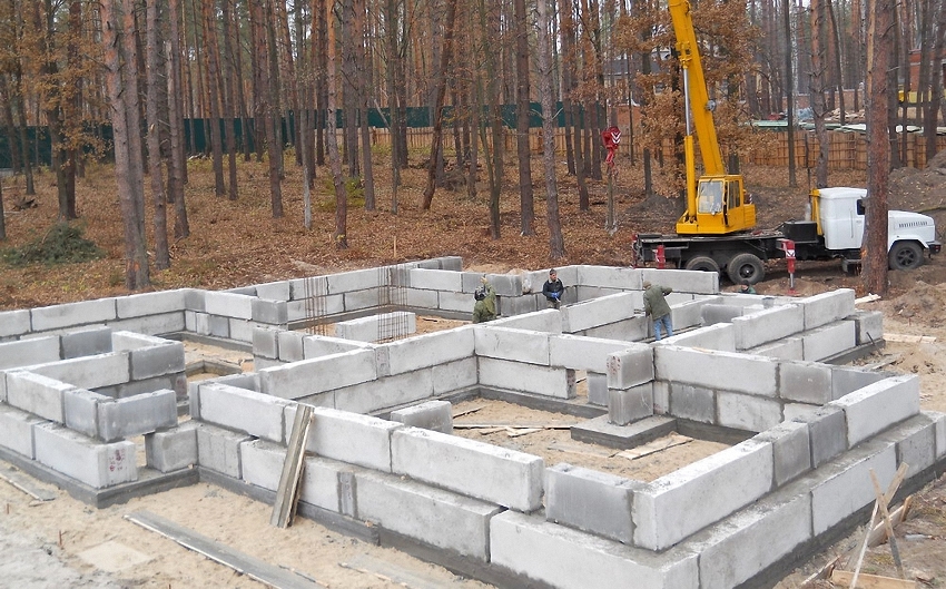 בשל משקלם הגדול של הבלוקים, עבודת ההתקנה תדרוש מעורבות של ציוד מיוחד בשל משקלם הגדול של הבלוקים, עבודת ההתקנה תדרוש מעורבות של ציוד מיוחד