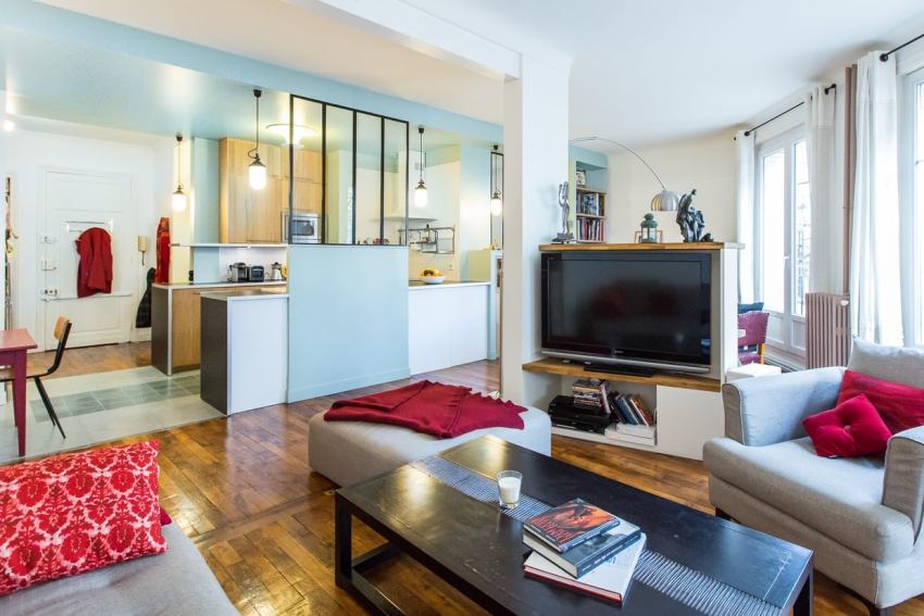 Свързвайки кухнята с коридор и една от стаите, можете визуално да увеличите пространството, да създадете вид на повече пространство Свързвайки кухнята с коридор и една от стаите, можете визуално да увеличите пространството, да създадете вид на повече пространство