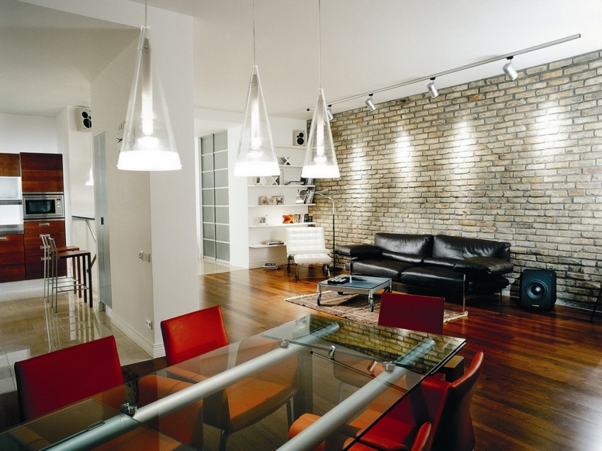 Важен компонент на интериора в стил Техно са осветителните тела, които приличат на професионално оборудване Важен компонент на интериора в стил Техно са осветителните тела, които приличат на професионално оборудване