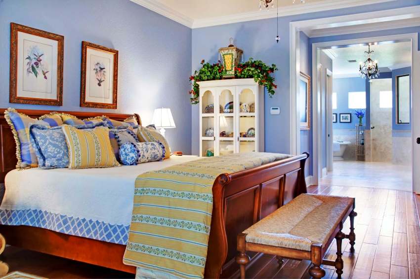 Интериорният дизайн в стил Прованс е пропит със свежестта на соления бриз, пикантността на провансалските билки и опияняващия аромат на лавандула Интериорният дизайн в стил Прованс е пропит със свежестта на соления бриз, пикантността на провансалските билки и опияняващия аромат на лавандула