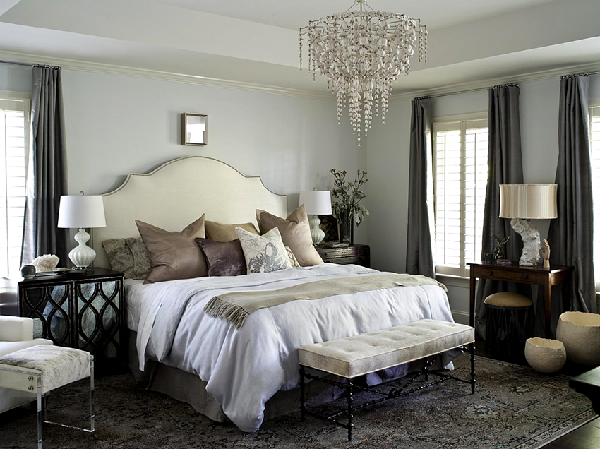 Ang isang malaking chandelier ay isang kailangang-kailangan na elemento sa klasikong disenyo Ang isang malaking chandelier ay isang kailangang-kailangan na elemento sa klasikong disenyo