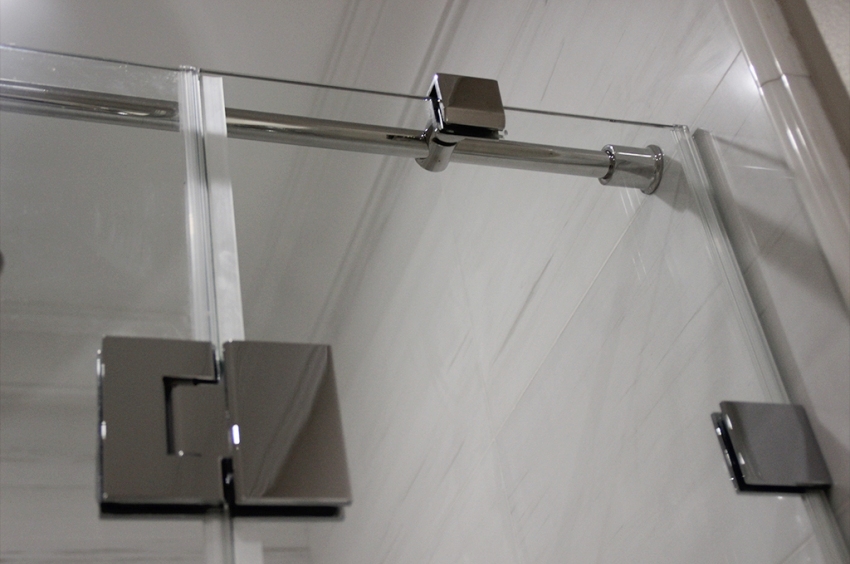 Avhengig av innredningen, kan gardiner for dusjkabinett gli, svinge, pendel osv. Avhengig av innredningen, kan gardiner for dusjkabinett gli, svinge, pendel osv.