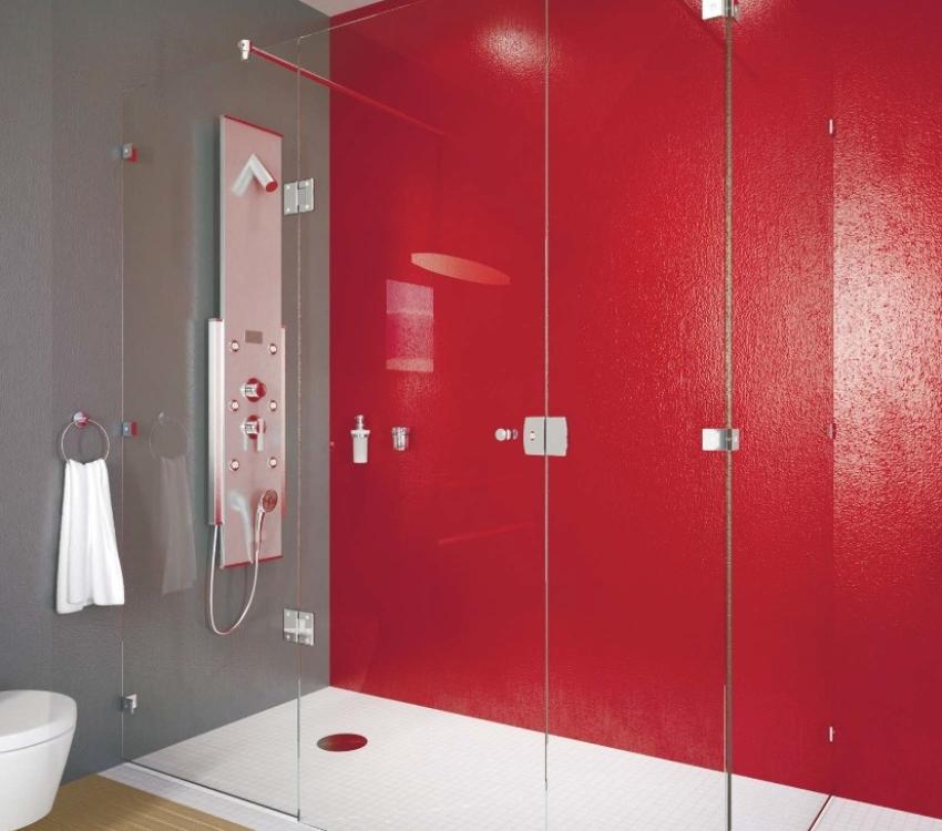 Det er bedre å bruke fliser med en sklisikker overflate for å dekke gulvet i dusjkabinettet. Det er bedre å bruke fliser med en sklisikker overflate for å dekke gulvet i dusjkabinettet.