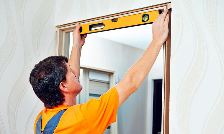 Razina zgrade mora se primijeniti tako da bude u vodoravnom položaju paralelno sa zidovima Razina zgrade mora se primijeniti tako da bude u vodoravnom položaju paralelno sa zidovima