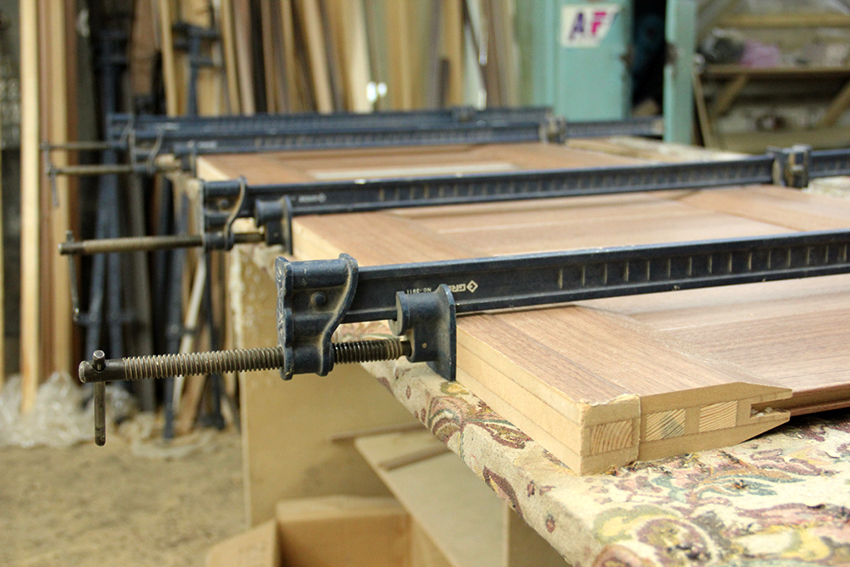 Vrata zahtijevaju glodalicu, prešu, pilu i alate za stolariju Vrata zahtijevaju glodalicu, prešu, pilu i alate za stolariju