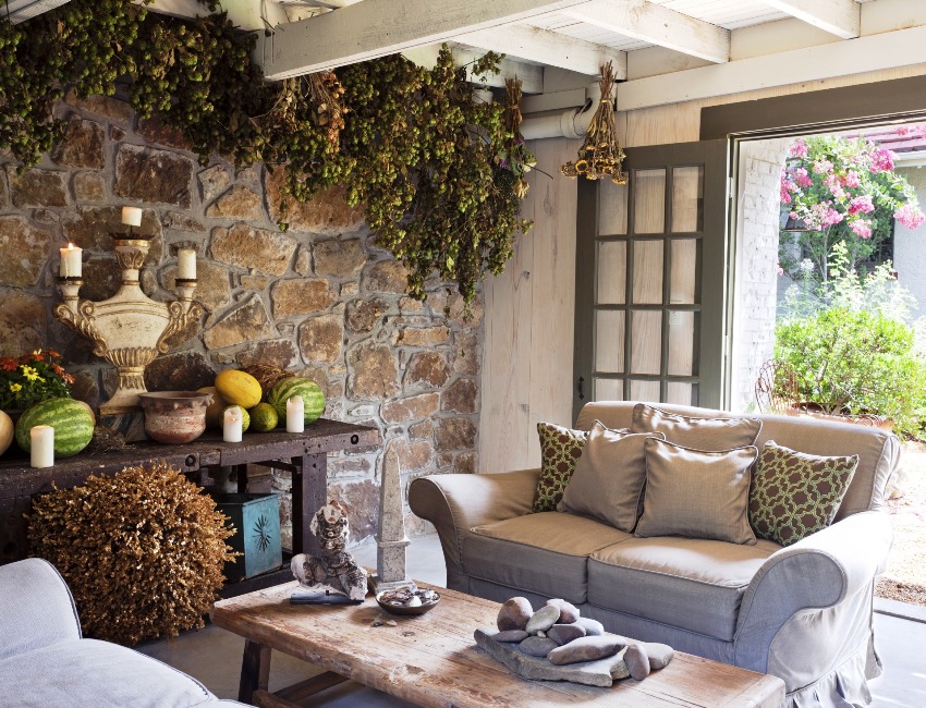 Para sa dekorasyon sa dingding sa sala, ang natural na bato, ladrilyo o maraming kulay na mosaic ang madalas na ginagamit. Para sa dekorasyon sa dingding sa sala, ang natural na bato, ladrilyo o maraming kulay na mosaic ang madalas na ginagamit.