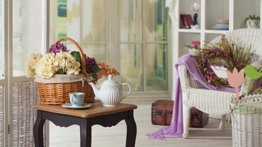 Ang mga figurine, vase, ceramic pinggan at maraming mga kulay ay lahat ng mahahalagang katangian ng istilong Provence. Ang mga figurine, vase, ceramic pinggan at maraming mga kulay ay lahat ng mahahalagang katangian ng istilong Provence.