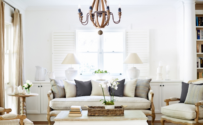 Ang kagandahan ng panloob na istilo ng Provence ay idaragdag ng mga puting niyebe na lampara na may isang naka-texture na chandelier na kahoy Ang kagandahan ng panloob na istilo ng Provence ay idaragdag ng mga puting niyebe na lampara na may isang naka-texture na chandelier na kahoy