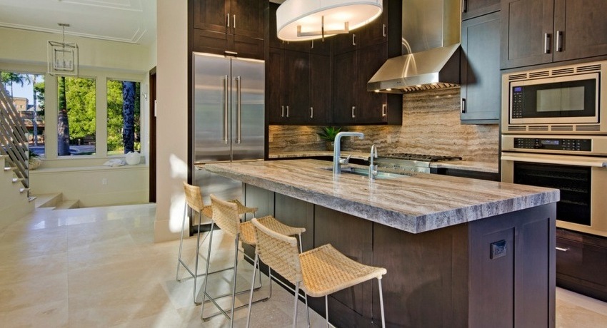 Kunstig stein er mye brukt og er et utmerket alternativ til naturstein, siden sistnevnte er mye dyrere, og ikke alle har råd til det. Kunstig stein til benkeplater som et alternativ til naturlige kolleger