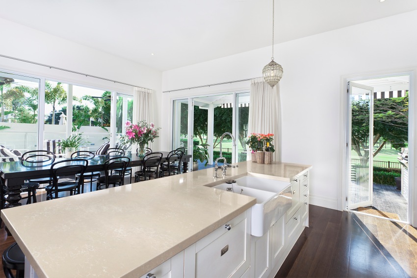 I motsetning til naturstein har kunststein relativt lav vekt, noe som reduserer belastningen på møbelstøttene I motsetning til naturstein har kunststein relativt lav vekt, noe som reduserer belastningen på møbelstøttene