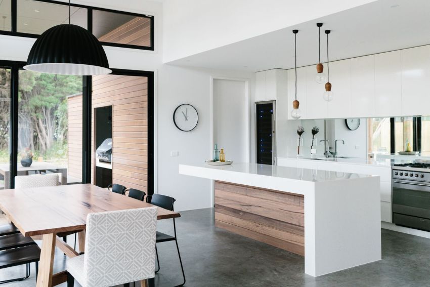 Monolitiske, glatte benkeplater i alle former uten synlige skjøter og sømmer er hentet fra kunstig stein Monolitiske, glatte benkeplater i alle former uten synlige skjøter og sømmer er hentet fra kunstig stein