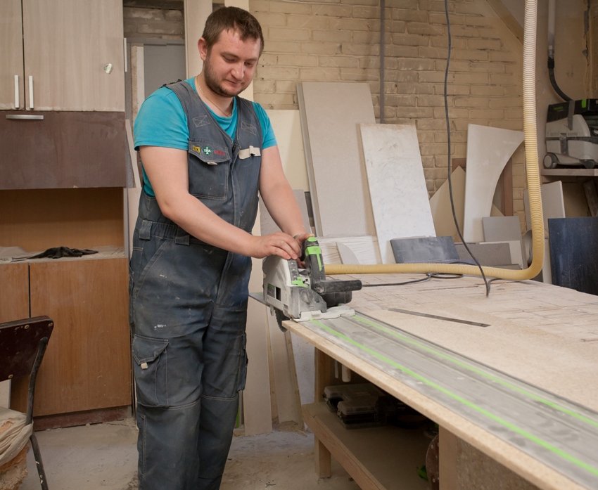 Etter prosessen med polering og profilering av kanten, må du kutte ut alle nødvendige hull Etter prosessen med polering og profilering av kanten, må du kutte ut alle nødvendige hull