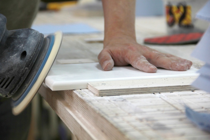 Slipeprosessen kan bare startes etter at materialet har tørket helt Slipeprosessen kan bare startes etter at materialet har tørket helt