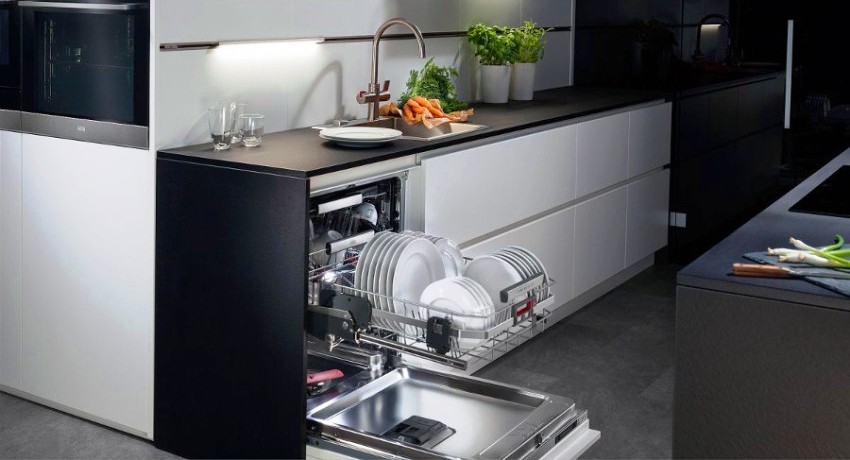 A mosogatógép egy ciklusa során a víz 4-5-ször kevesebbet fogyaszt, mint kézi mosogatáskor A mosogatógép egy ciklusa során a víz 4-5-ször kevesebbet fogyaszt, mint kézi mosogatáskor