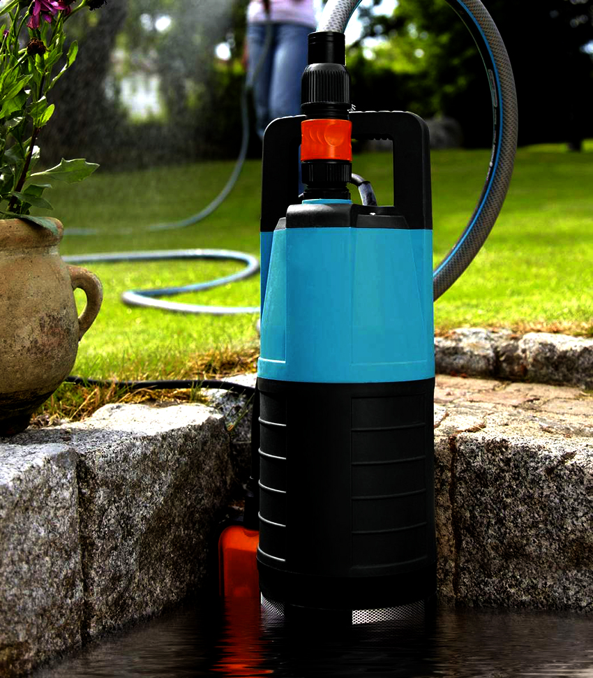 La bomba transporta aigua a la superfície La bomba transporta aigua a la superfície