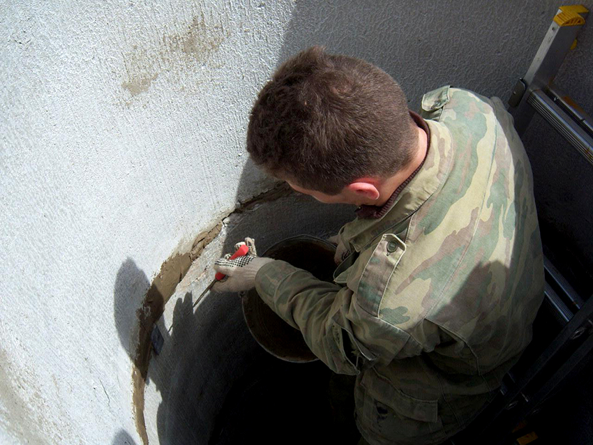 Després d’instal·lar el pilar del pou, cal reforçar les costures entre els anells Després d’instal·lar el pilar del pou, cal reforçar les costures entre els anells