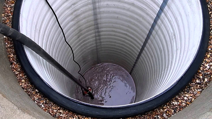 En lloc d’anells de formigó, podeu utilitzar-ne de plàstics, s’adapten bé i no necessiten reforç addicional En lloc d’anells de formigó, podeu utilitzar-ne de plàstics, s’adapten bé i no necessiten reforç addicional