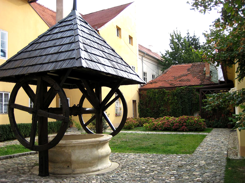 Després d’enfortir les costures, cal equipar el cap i l’estructura protectora Després d’enfortir les costures, cal equipar el cap i l’estructura protectora