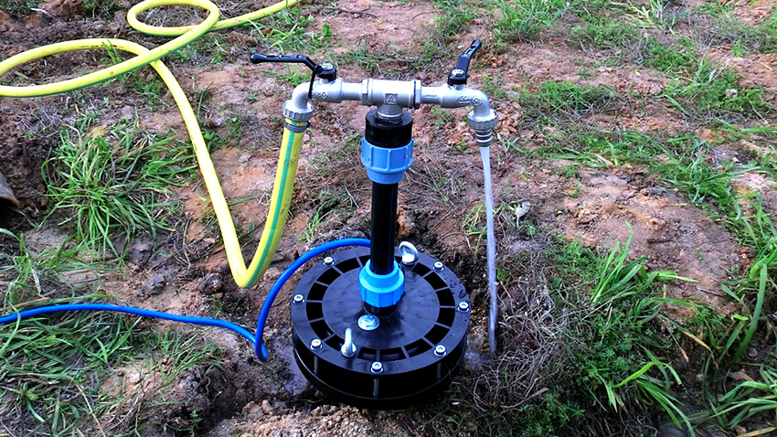 El cap del pou o pou està situat sobre el terra El cap del pou o pou està situat sobre el terra