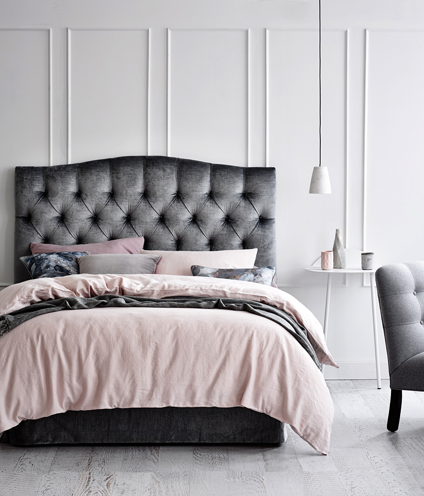 O látkové čelo postele je potrebné starať sa opatrnejšie, pretože sa rýchlejšie znečistí O látkové čelo postele je potrebné starať sa opatrnejšie, pretože sa rýchlejšie znečistí