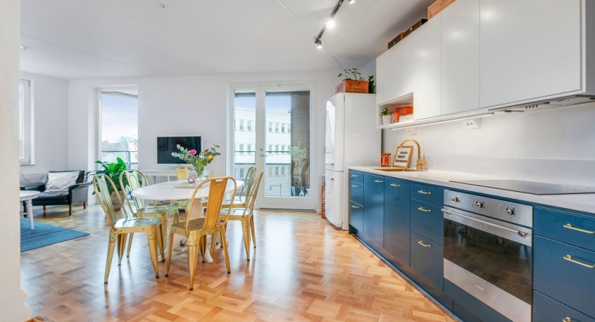 Nykyaikaisilla linoleumityypeillä on erittäin houkutteleva ulkonäkö, ne eroavat vähän ulkonäöltään hyvästä laminaatista, mutta samalla ne eivät pelkää lainkaan vettä Nykyaikaisilla linoleumityypeillä on erittäin houkutteleva ulkonäkö, ne eroavat vähän ulkonäöltään hyvästä laminaatista, mutta samalla ne eivät pelkää lainkaan vettä