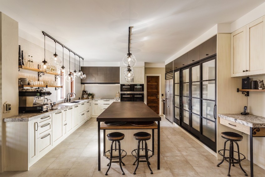 Matta linoleumia jäljittelevät laatat voidaan sijoittaa keittiön lattialle Matta linoleumia jäljittelevät laatat voidaan sijoittaa keittiön lattialle