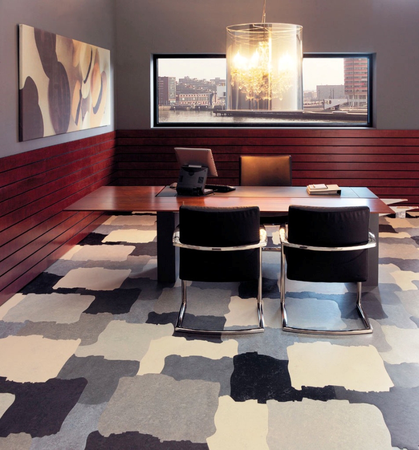 Unele clase de linoleum au sporit siguranța electrică și respectarea mediului, o inflamabilitate și o alunecare minime Unele clase de linoleum au sporit siguranța electrică și respectarea mediului, o inflamabilitate și o alunecare minime