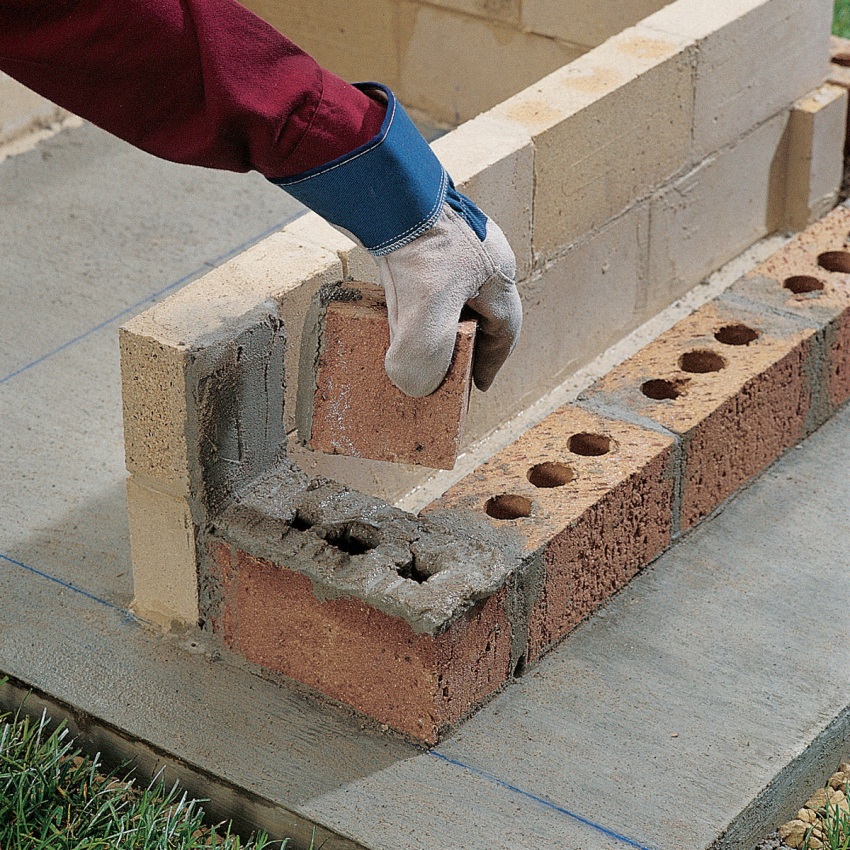 Du må legge ut radene i samsvar med prosjektet, fra tid til annen sjekke horisontal og vertikal ved hjelp av et nivå Du må legge ut radene i samsvar med prosjektet, fra tid til annen sjekke horisontal og vertikal ved hjelp av et nivå