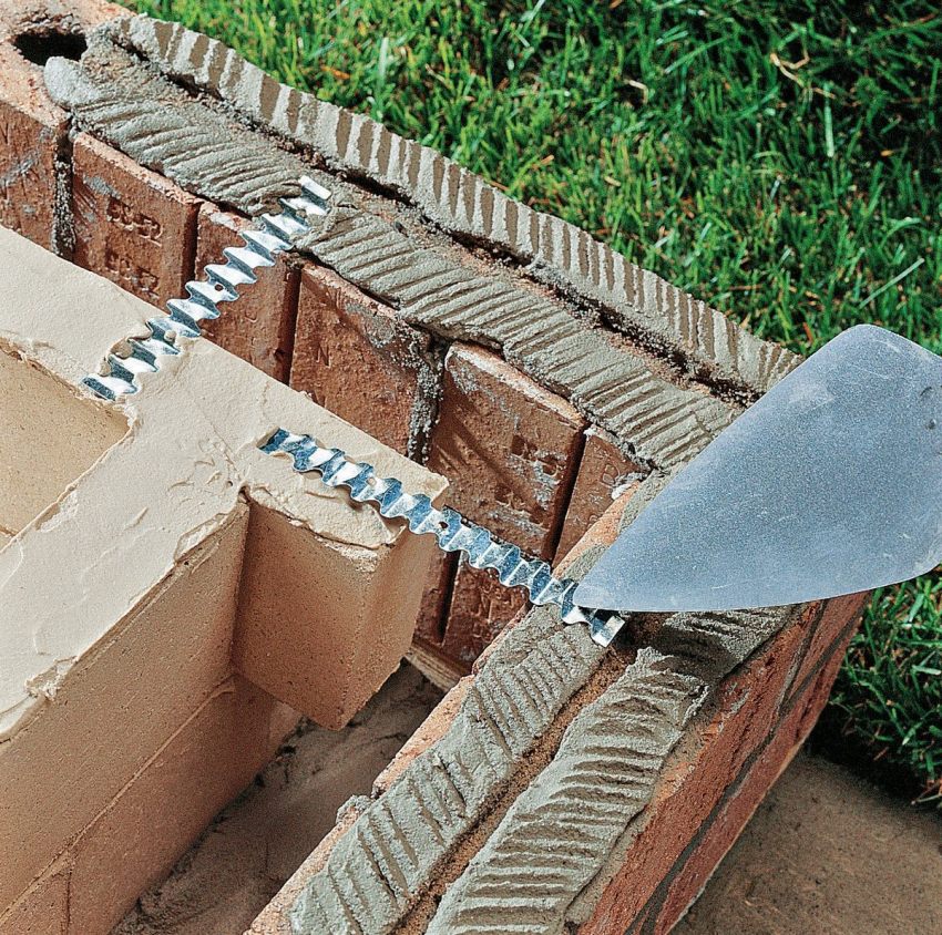 Den enkleste måten å mur på en grill er laget av murstein - hver rad forskyves med en halv murstein i den ene eller den andre retningen. Den enkleste måten å mur på en grill er laget av murstein - hver rad forskyves med en halv murstein i den ene eller den andre retningen.
