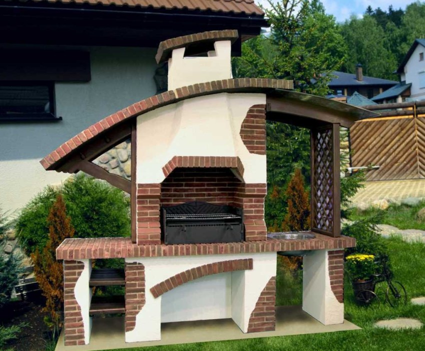 Først og fremst er det nødvendig å vurdere plasseringen av mursteinsgrillen nøye - tross alt vil det være umulig å overføre den til et annet sted senere Først og fremst er det nødvendig å vurdere plasseringen av mursteinsgrillen nøye - tross alt vil det være umulig å overføre den til et annet sted senere