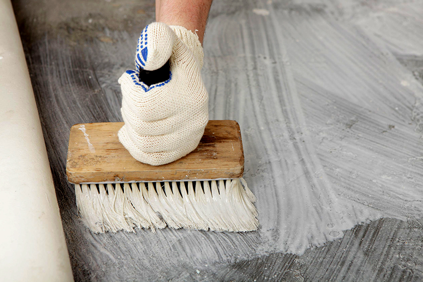 L'adhesiu s'ha d'aplicar a tota la superfície del sòl abans de col·locar el linòleum. L'adhesiu s'ha d'aplicar a tota la superfície del sòl abans de col·locar el linòleum.
