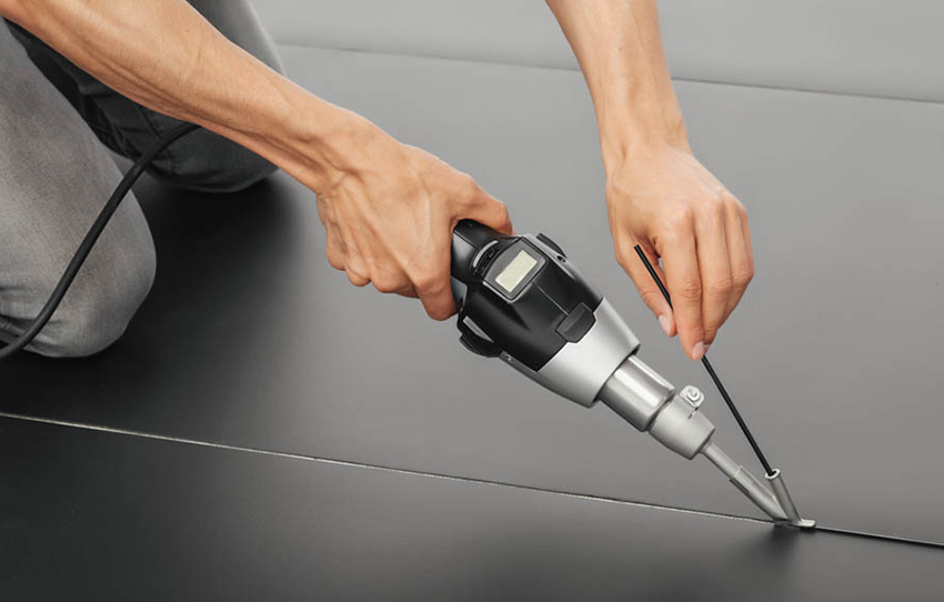 El millor és utilitzar cola per soldar en fred per unir les costures del linòleum. El millor és utilitzar cola per soldar en fred per unir les costures del linòleum.