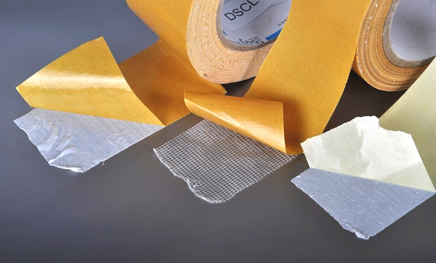 La fixació amb cinta de muntatge és la forma més fàcil, però també la menys duradora La fixació amb cinta de muntatge és la forma més fàcil, però també la menys duradora