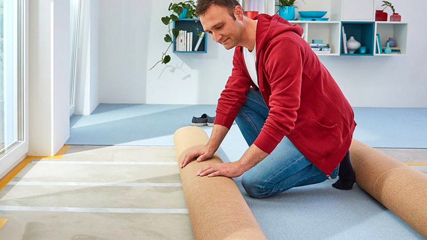 La cinta de muntatge s’enganxa a tot el perímetre, a les portes i a les costures de linòleum La cinta de muntatge s’enganxa a tot el perímetre, a les portes i a les costures de linòleum