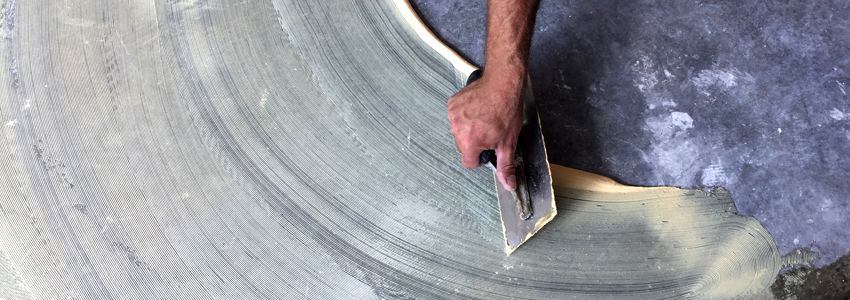 Els mastics es presenten en diferents composicions; la dispersió és la més adequada per enganxar linòleum a un sòl de formigó Els mastics es presenten en diferents composicions; la dispersió és la més adequada per enganxar linòleum a un sòl de formigó