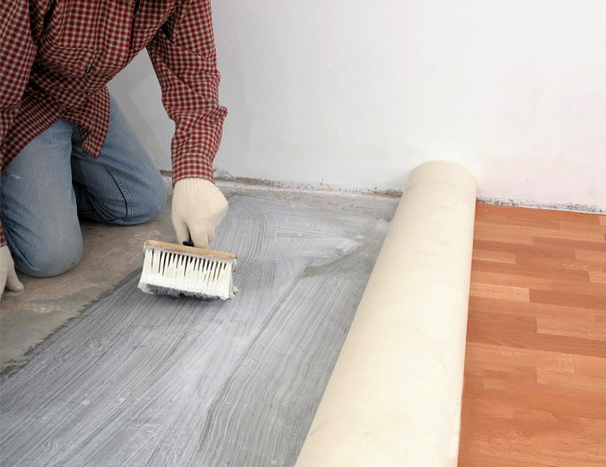 El llentiscle bituminós és una de les formes més populars i pràctiques d’adherir linòleum El llentiscle bituminós és una de les formes més populars i pràctiques d’adherir linòleum