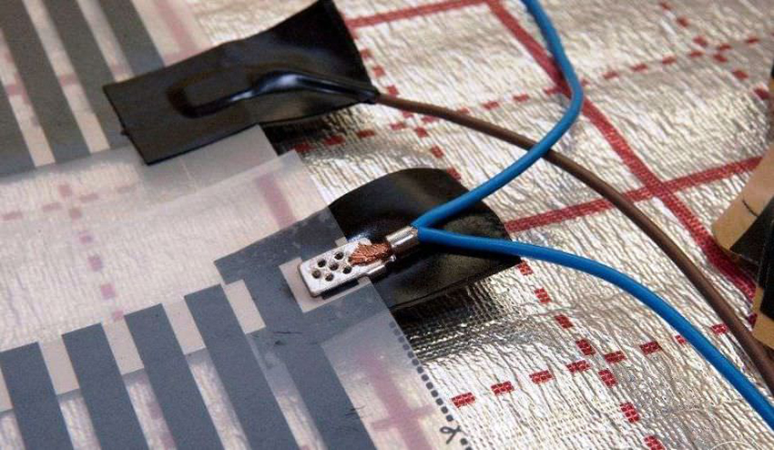 Els contactes a les vores de la pel·lícula s’han de tancar amb aïllament Els contactes a les vores de la pel·lícula s’han de tancar amb aïllament