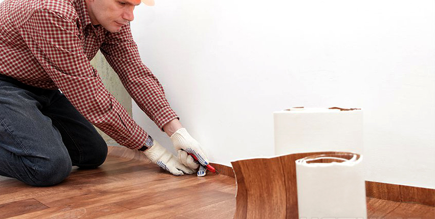 Si les parets de l'habitació no són perfectament planes, es recomana col·locar linòleum mitjançant la tecnologia de retallada Si les parets de l'habitació no són perfectament planes, es recomana col·locar linòleum mitjançant la tecnologia de retallada