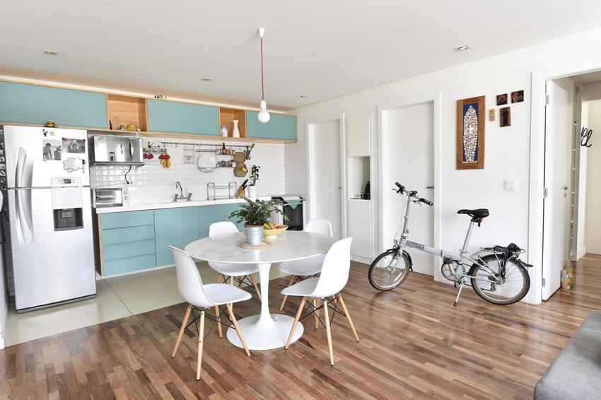 Συχνά, οι σχεδιαστές προτείνουν να συνδυάσουν δύο καλύμματα δαπέδων, ανάλογα με τη λειτουργική περιοχή της κουζίνας. Συχνά, οι σχεδιαστές προτείνουν να συνδυάσουν δύο καλύμματα δαπέδων, ανάλογα με τη λειτουργική περιοχή της κουζίνας.