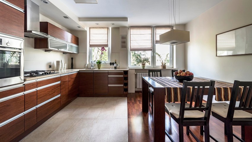 Ο χώρος εργασίας του δαπέδου της κουζίνας έχει πλακάκια με πρακτικά κεραμικά και η τραπεζαρία είναι επενδεδυμένη με laminate Ο χώρος εργασίας του δαπέδου της κουζίνας έχει πλακάκια με πρακτικά κεραμικά και η τραπεζαρία είναι επενδεδυμένη με laminate