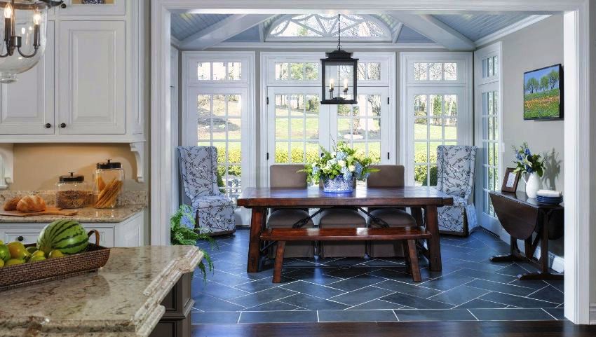 Τα κεραμικά πλακίδια έχουν ανθεκτική επιφάνεια που χαρακτηρίζεται από μακράς διαρκείας χρώμα, δεν υπόκειται σε τριβή και δεν αλληλεπιδρά με τα οικιακά χημικά Τα κεραμικά πλακίδια έχουν ανθεκτική επιφάνεια που χαρακτηρίζεται από μακράς διαρκείας χρώμα, δεν υπόκειται σε τριβή και δεν αλληλεπιδρά με τα οικιακά χημικά