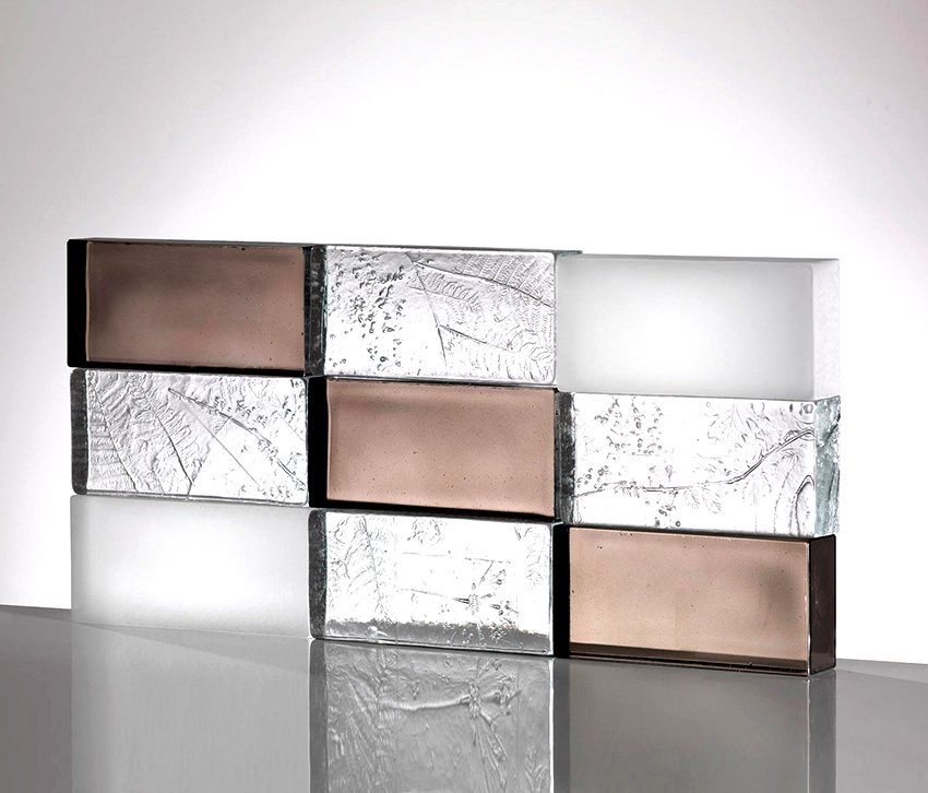 Khối thủy tinh trong suốt hoặc có màu, bóng hoặc mờ, có hoa văn và lỗ Khối thủy tinh trong suốt hoặc có màu, bóng hoặc mờ, có hoa văn và lỗ